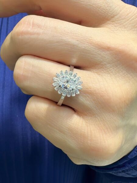 Oval Zirkon Taş Pırlanta İşçiliği Beyaz Altın Yüzük