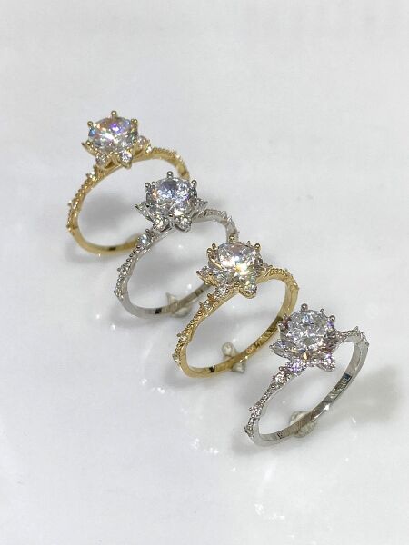 Lotus Swarovski Taş Üst Kalite Çok Şık Beyaz Altın Yüzük 14 Ayar