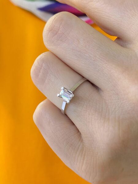 Minik Baget Taş Pırlanta Modeli Beyaz Altın Tektaş Yüzük