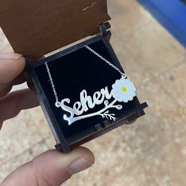 İsim Yazılı Papatya Çiçeği İsimli Gümüş Kolye