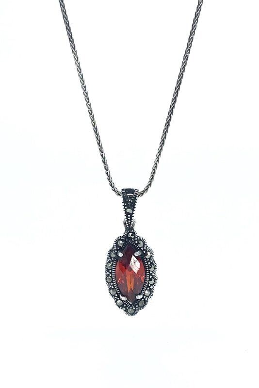 Mekik Kesim Markazit Kırmızı Gümüş Kolye